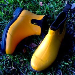 Gumbees sunshine yellow rain boots